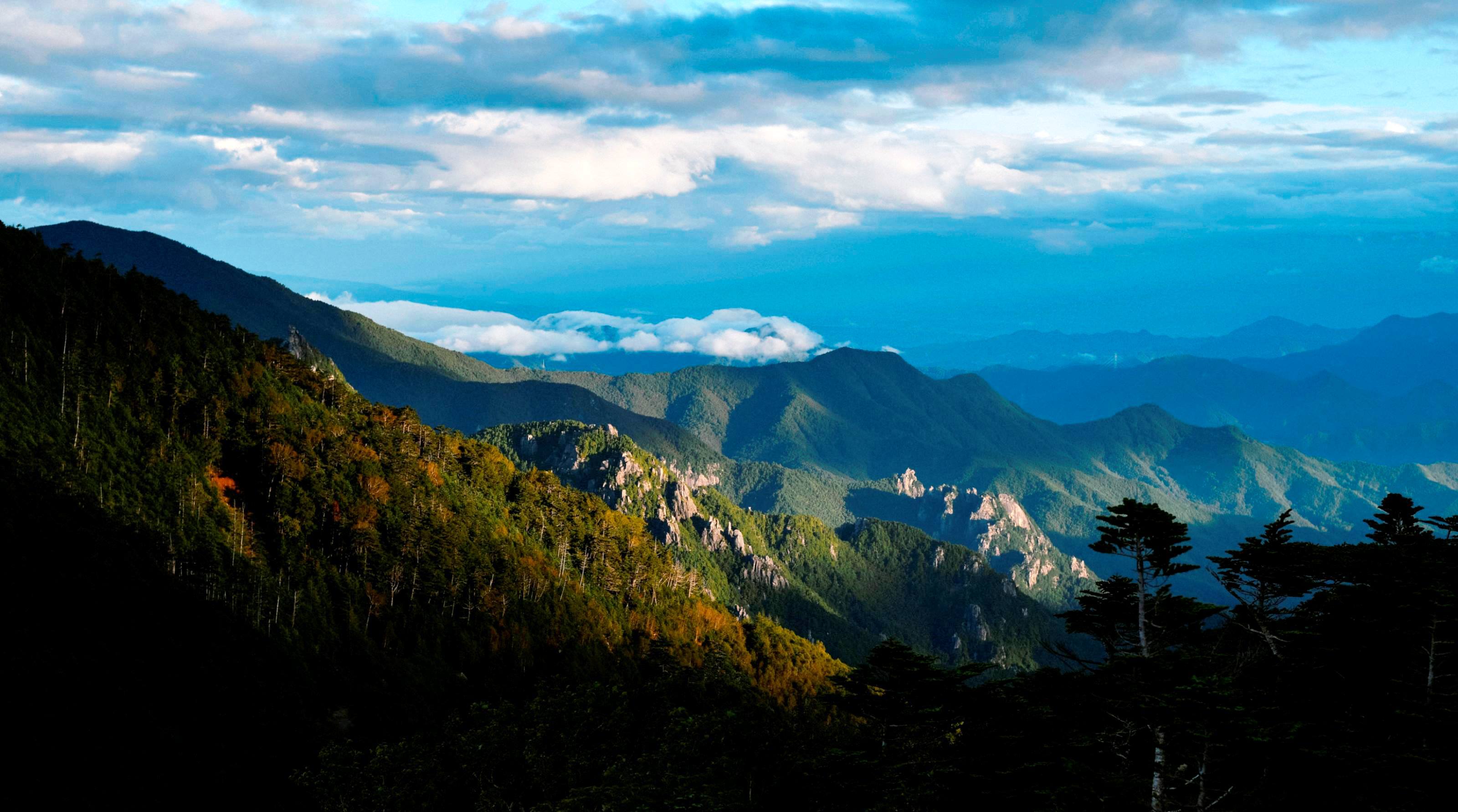 国師岳から見る小川山方面の景色