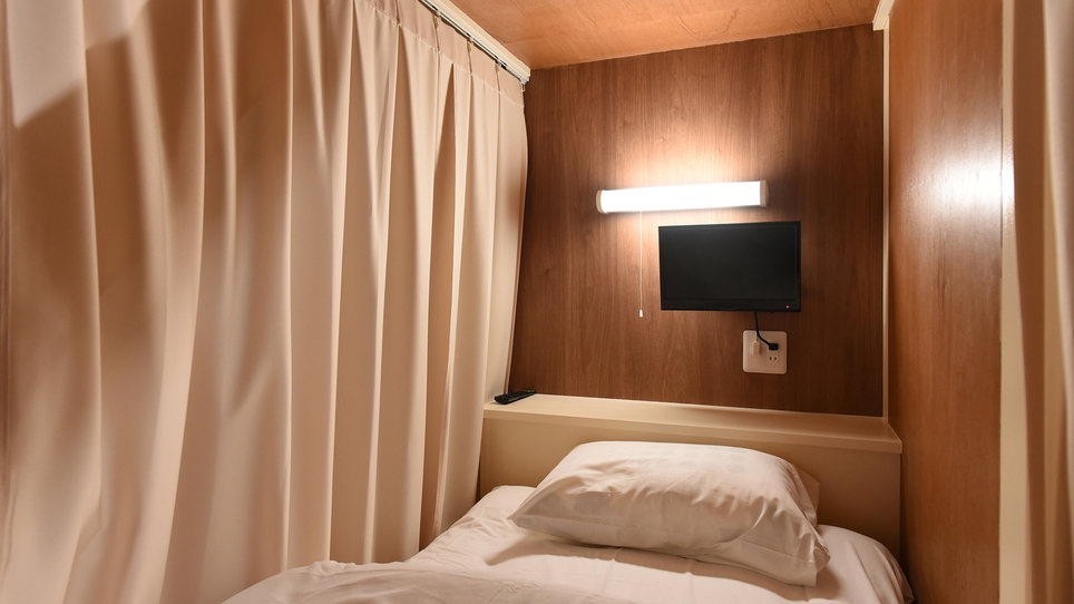 【客室一例】大部屋(二段ベッド)。枕元にコンセント・テレビも置いてある快適空間です♪