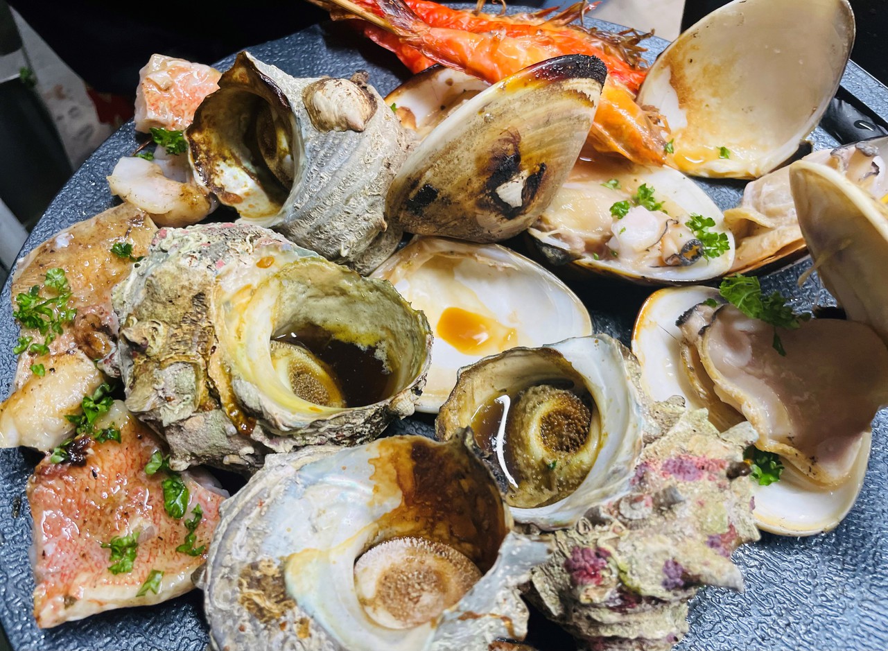 木更津名物の浜焼き。地元木更津産のはまぐりに加え、当日仕入れた食材を使用