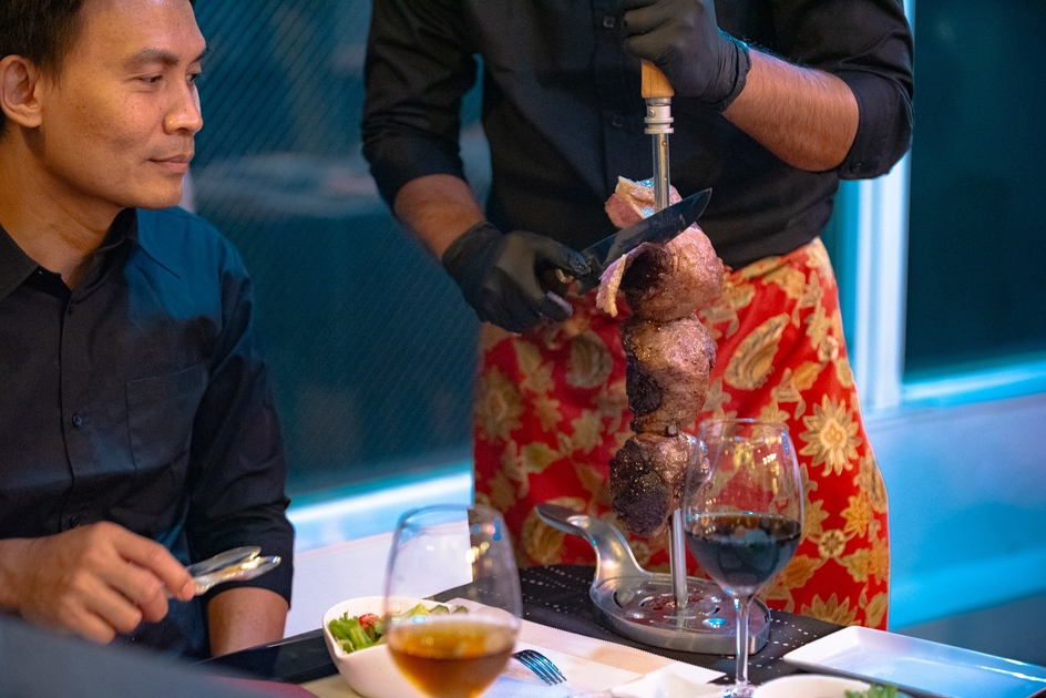 希少部位である“;ピッカーニャ。焼きたてを”;テーブルで切り分け豪快にご提供