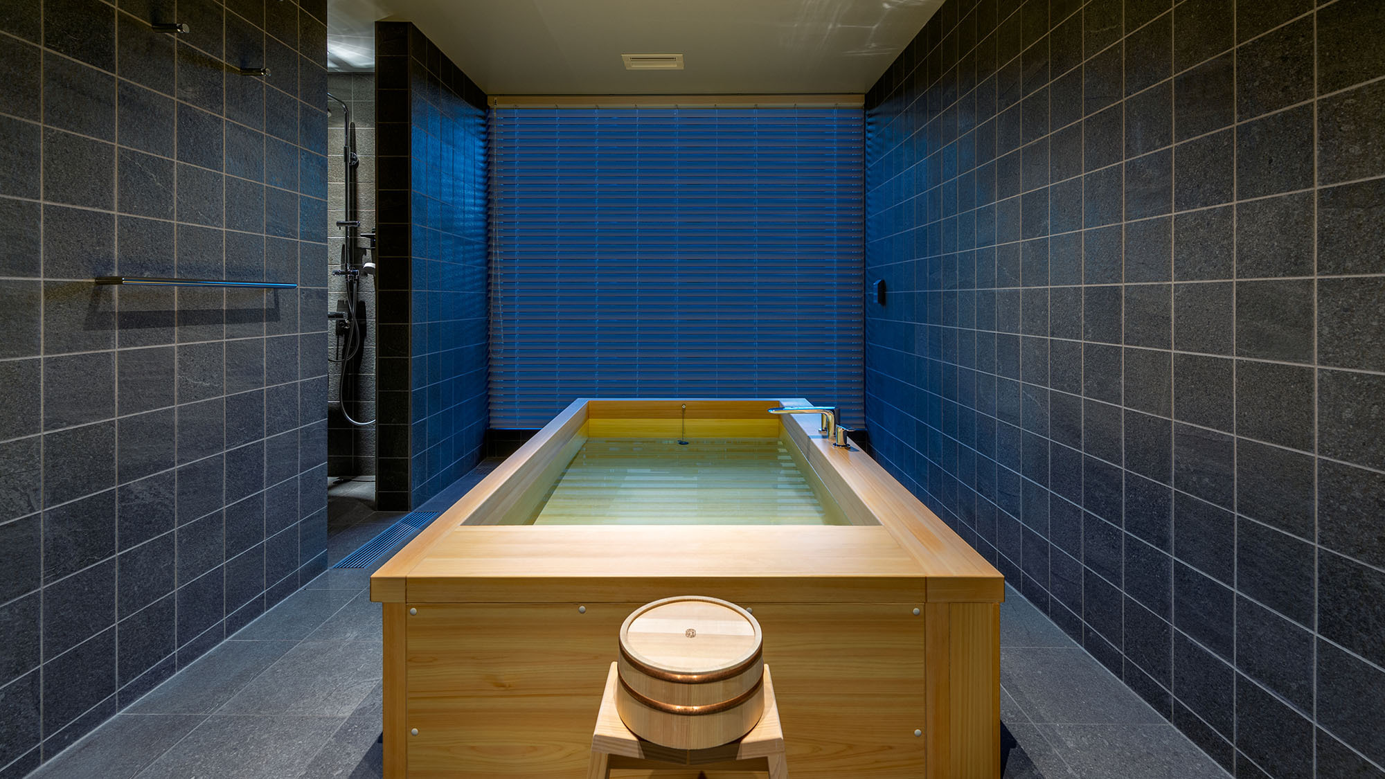 一棟貸し町家（THE MACHIYA HOTEL TAKAYAMAの離れ）地元産ヒノキの浴室