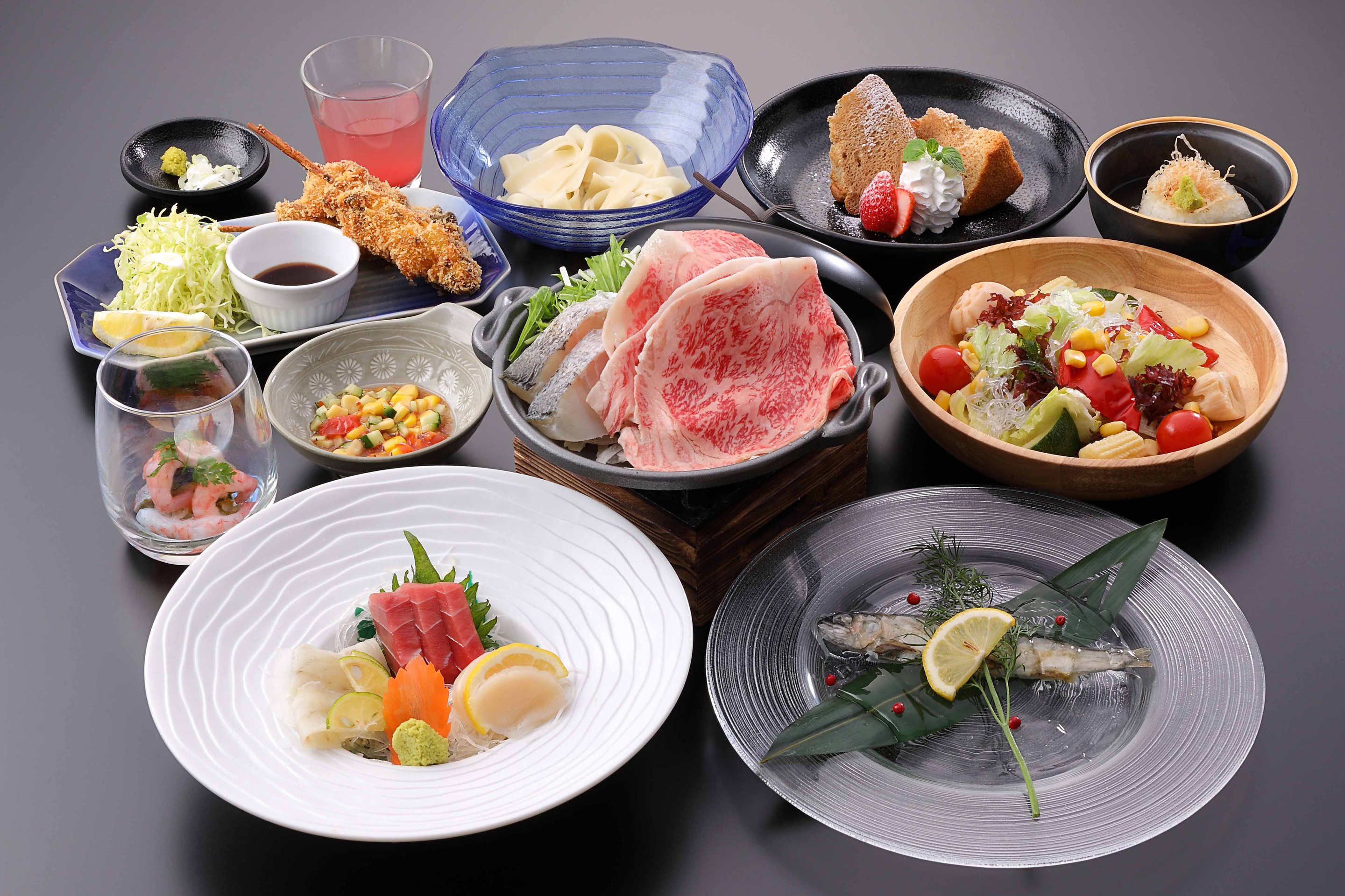 上州牛サーロインとすずきの陶板蒸し会席料理(海藻と夏野菜のサラダ)