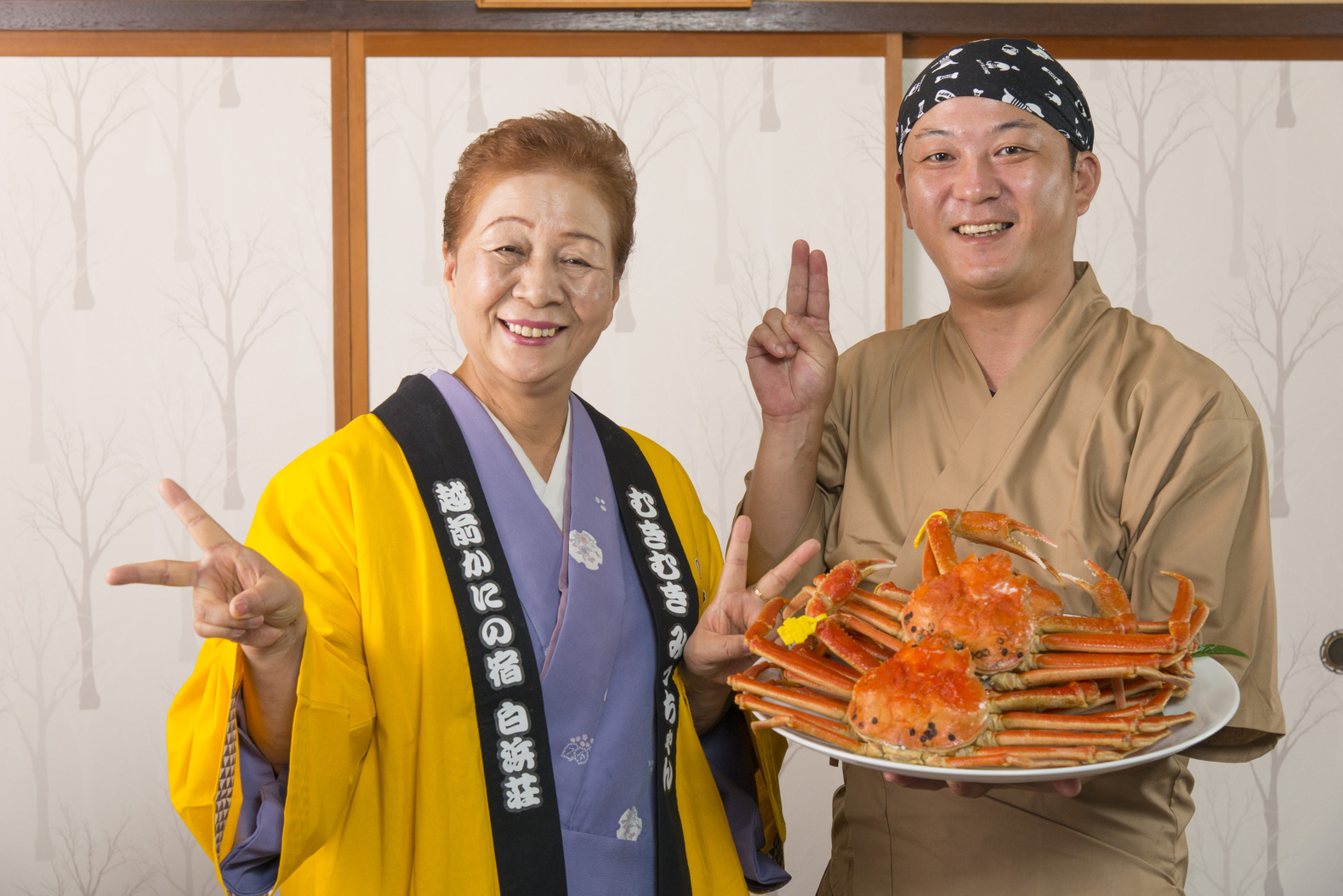 日本一のカニ剥き女将と一緒にお待ちしております