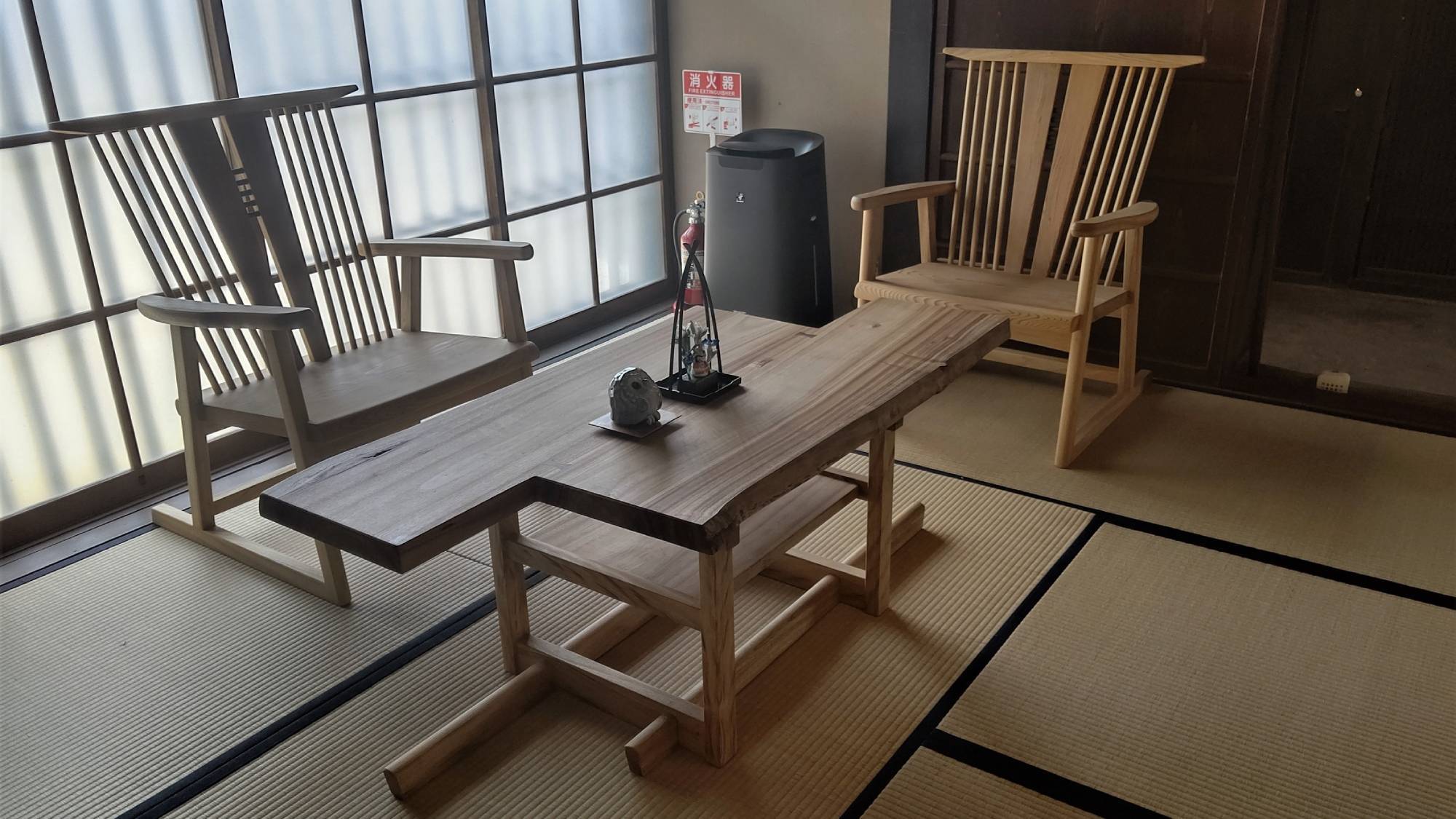 【外村宇兵衛邸】東近江市産の木材を使用したテーブルセットで、語らいのひと時をお過ごしいただけます。