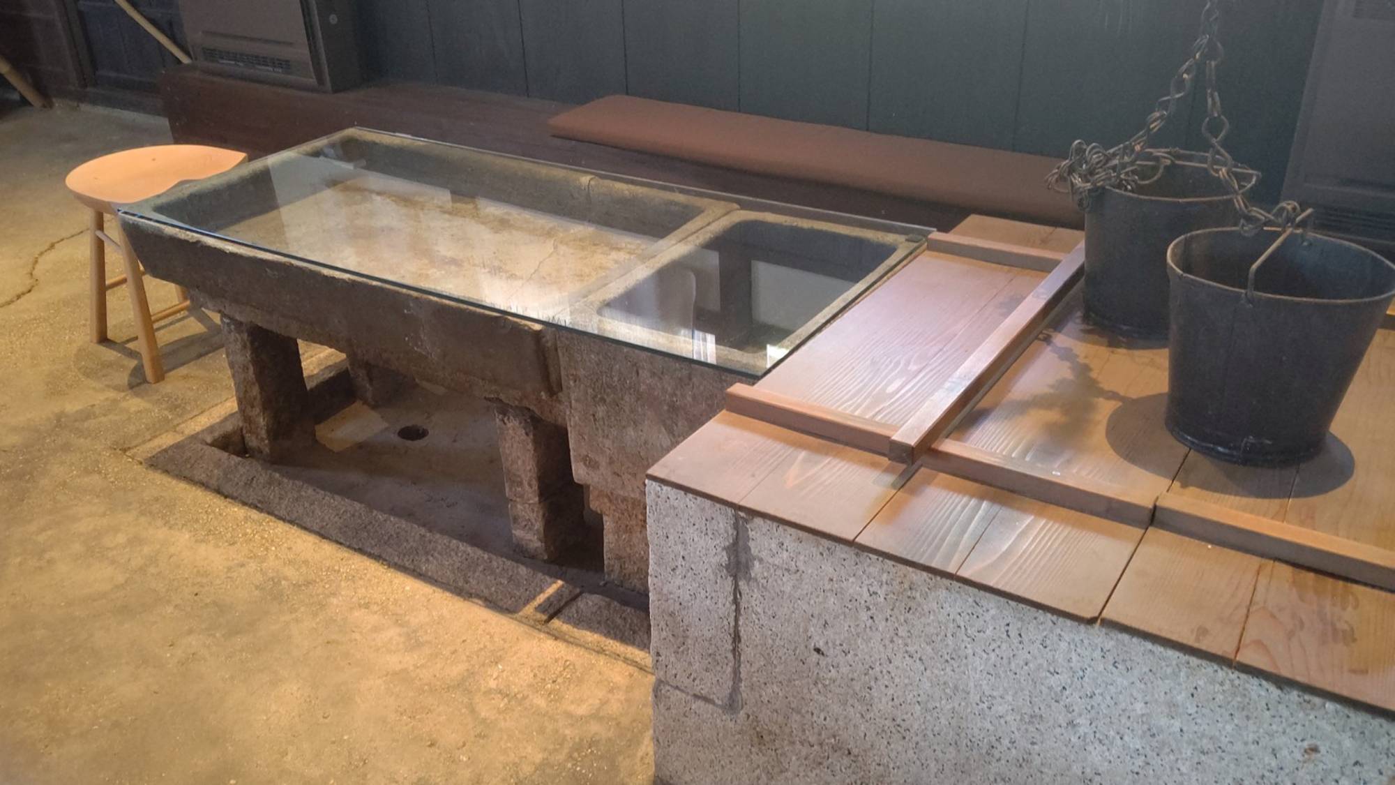 【外村宇兵衛邸】かつての流し台を生かしたガラステーブル。昔の暮らしに思いを馳せるひとときを…;。