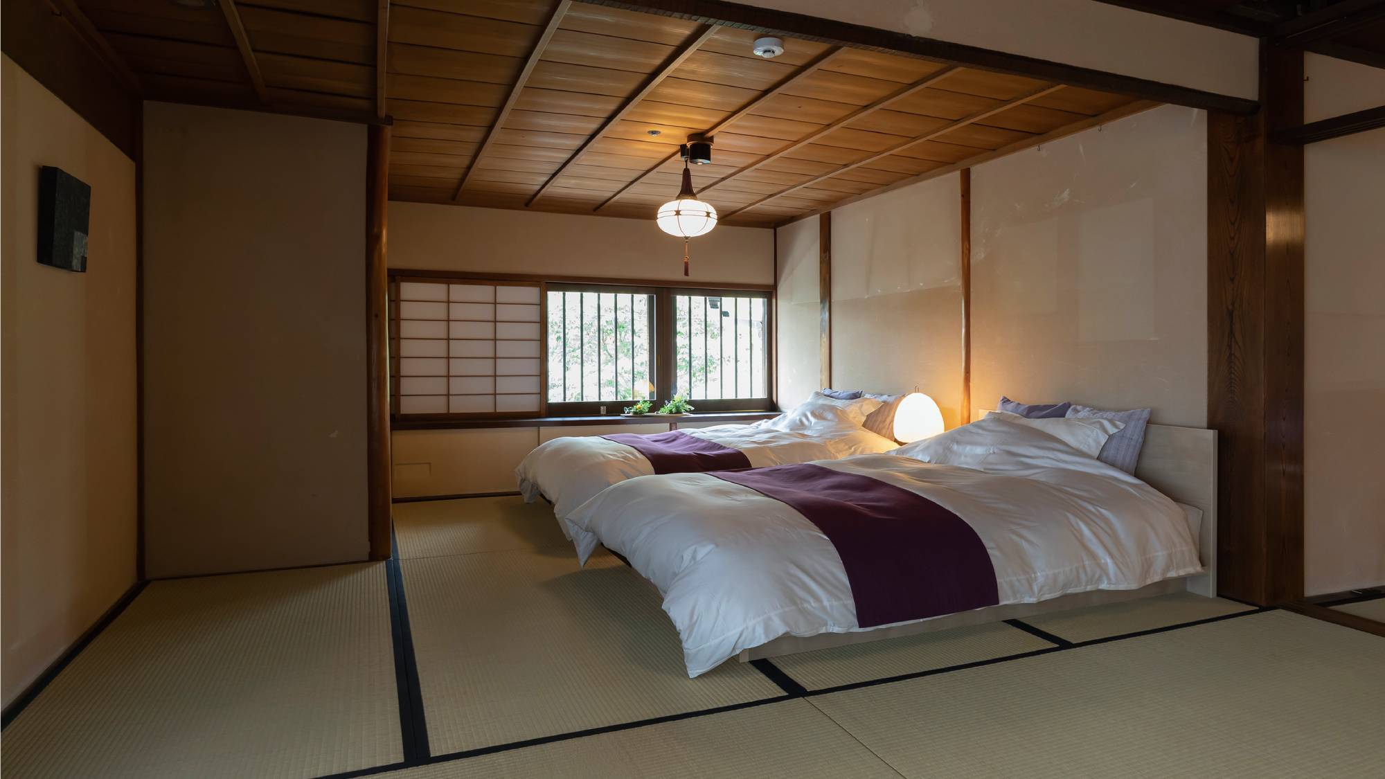【外村宇兵衛邸】2階ベッドルーム①。近江商人が発祥とされる西川産業の寝具を取り入れています。