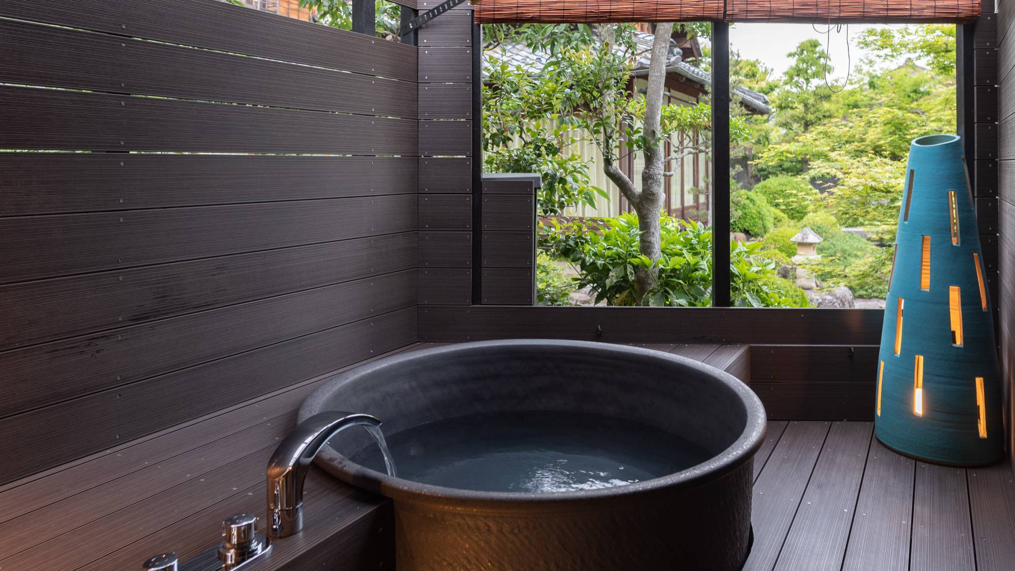 【離れ】日本庭園をのぞむ露天風呂となっております。