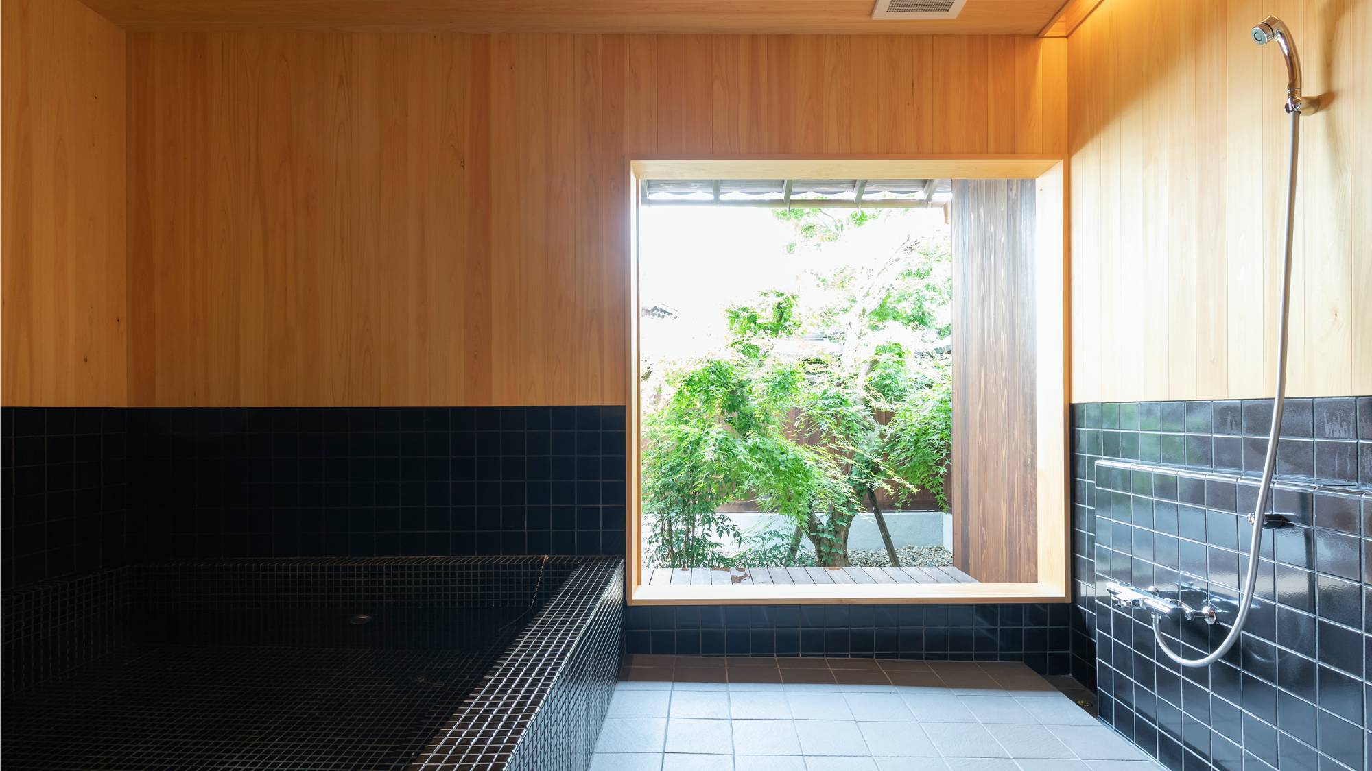 【外村宇兵衛邸】タイル張りの大きな浴槽が特徴的な大浴場。