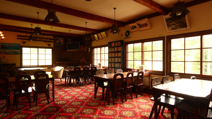 クラシックな山小屋の雰囲気佇む食堂やカフェスペース