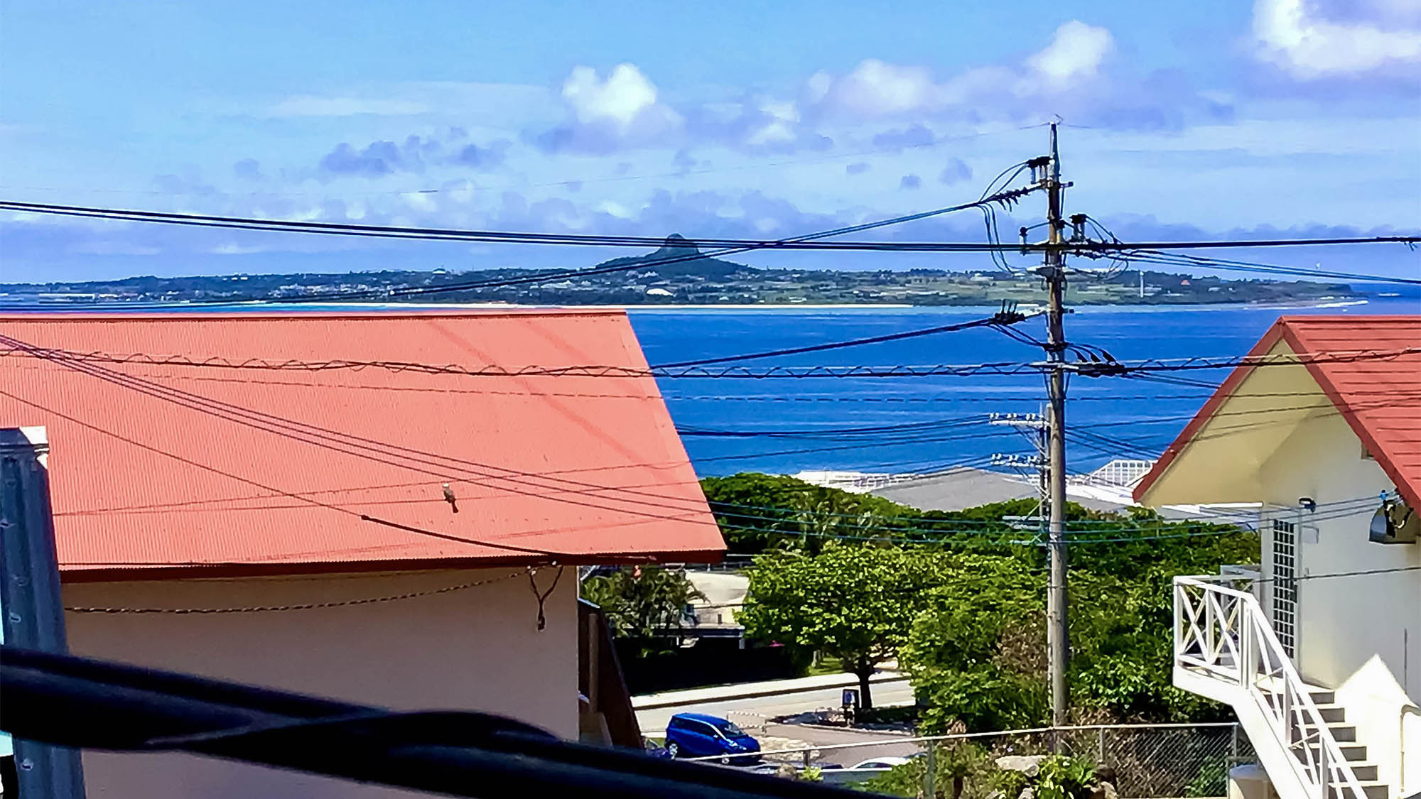 ・2階のベランダからは伊江島が一望できます