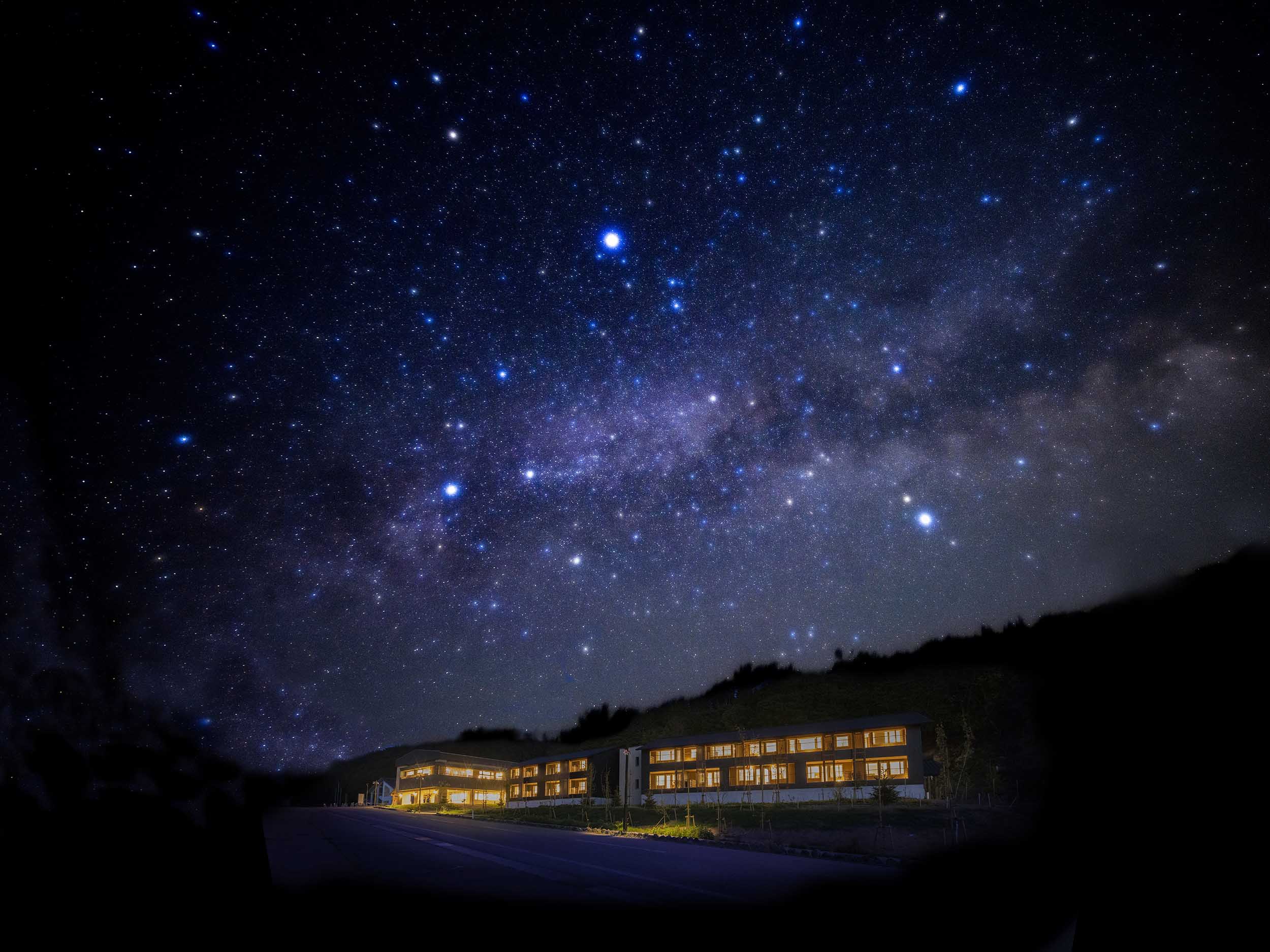 星の郷ホテル外観と星空