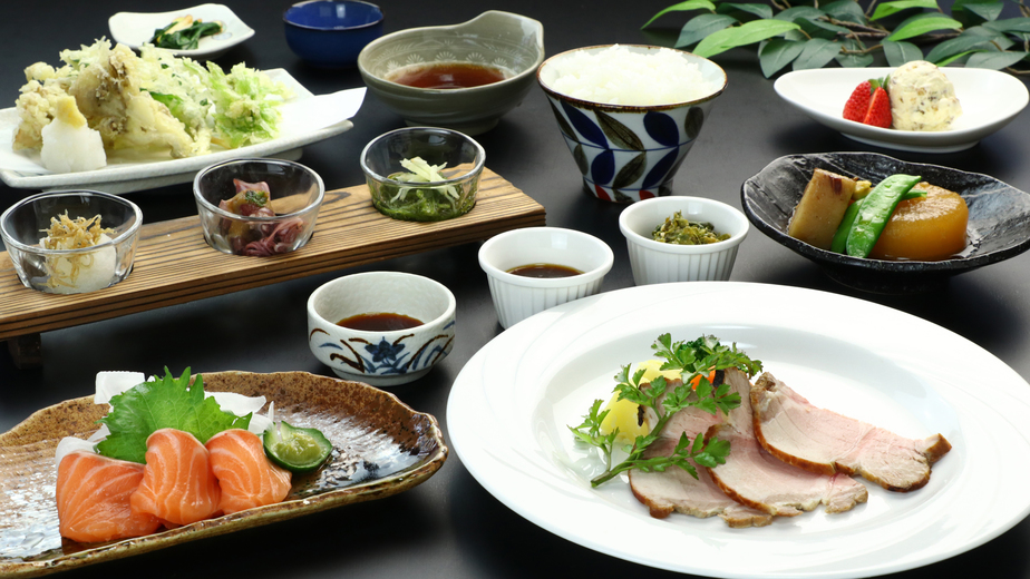 和洋折衷の夕食季節でメニューも変わる夕食は旬素材を活かした手作りの創作料理です
