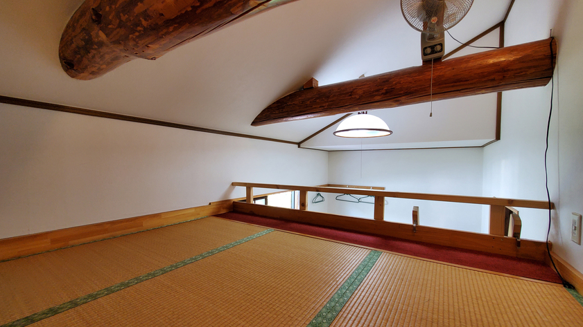 ロフト付き和室天井の梁が印象的なロフトには３畳分の空間があります