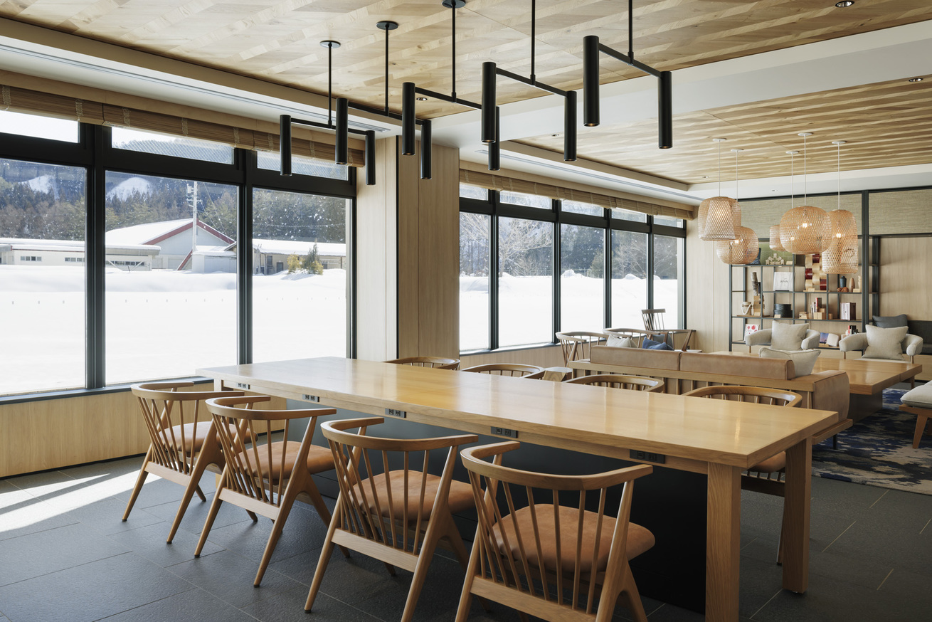 共用スペース冬景色：自由にお召し上がりいただけるフリーカフェ、電子レンジ、製氷機を備えております。