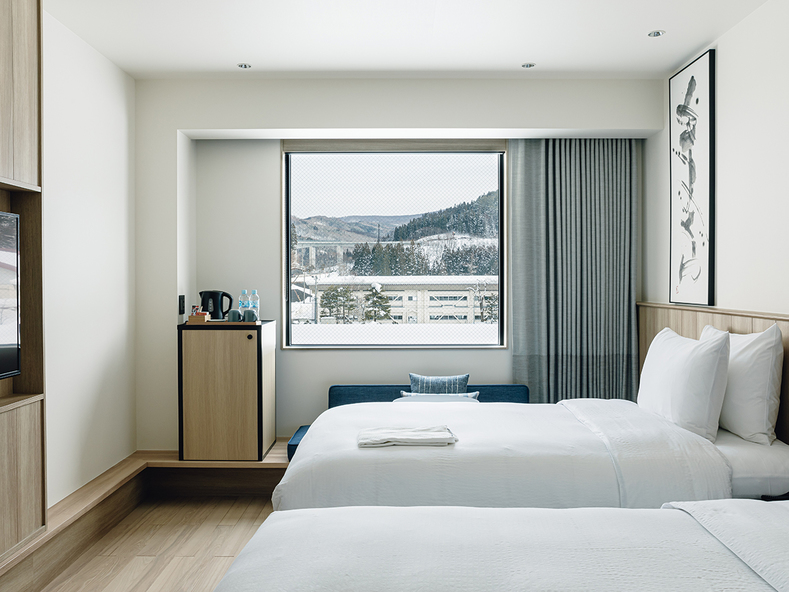 ゲストルーム冬景色：25平米禁煙・シモンズ製ベッドシンプルながら温かみのある空間でお寛ぎください