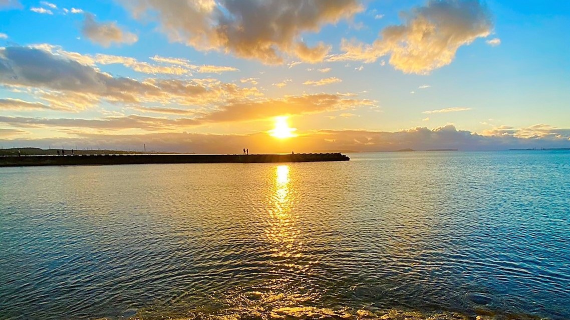 夕日：外に出れば夕日に煌めく海原をゆっくりと漁船が行き交う、そんな風景がそこにはあります