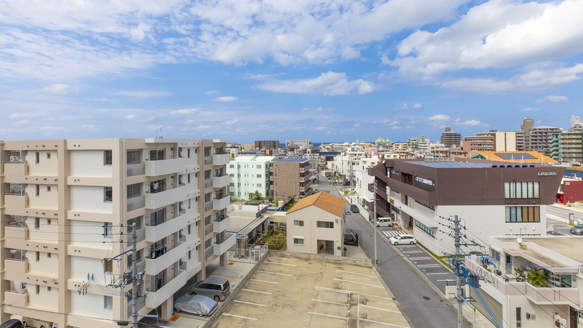 【7F】リビング窓を開けると清々しい空が広がり、あなたの旅を更に想い出に残るものに演出します。