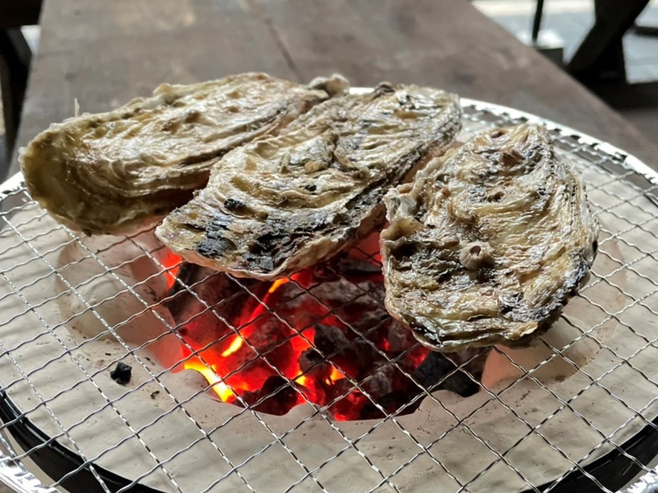 ＊【牡蠣食べ放題】自分で焼いて食べる牡蠣小屋スタイル！