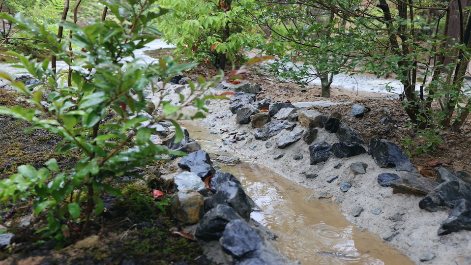 温泉郷の中を散歩するのもおすすめ