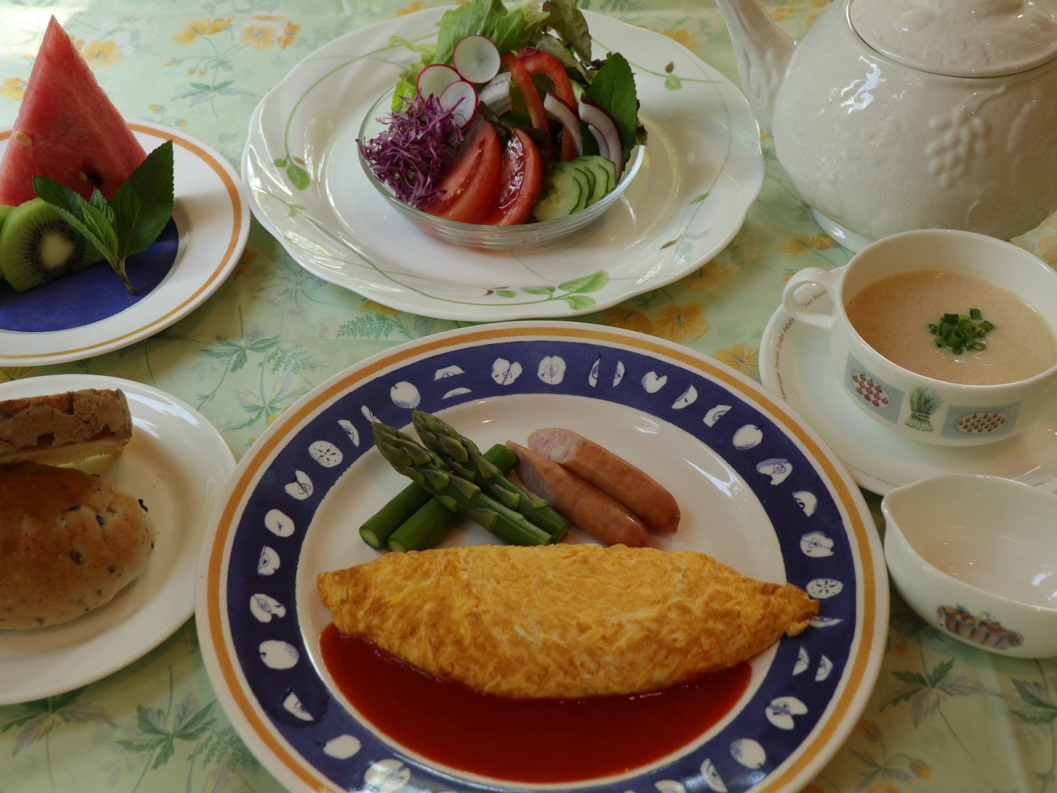 温かい作り立てのオムレツが中心の朝食メニュー