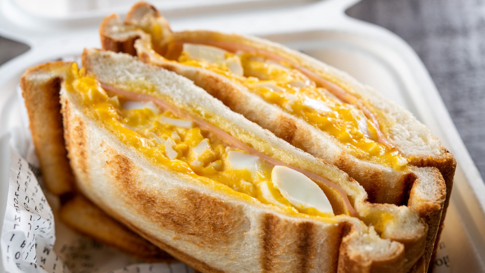 【朝食】玉子サラダとハム、チーズのホットサンド