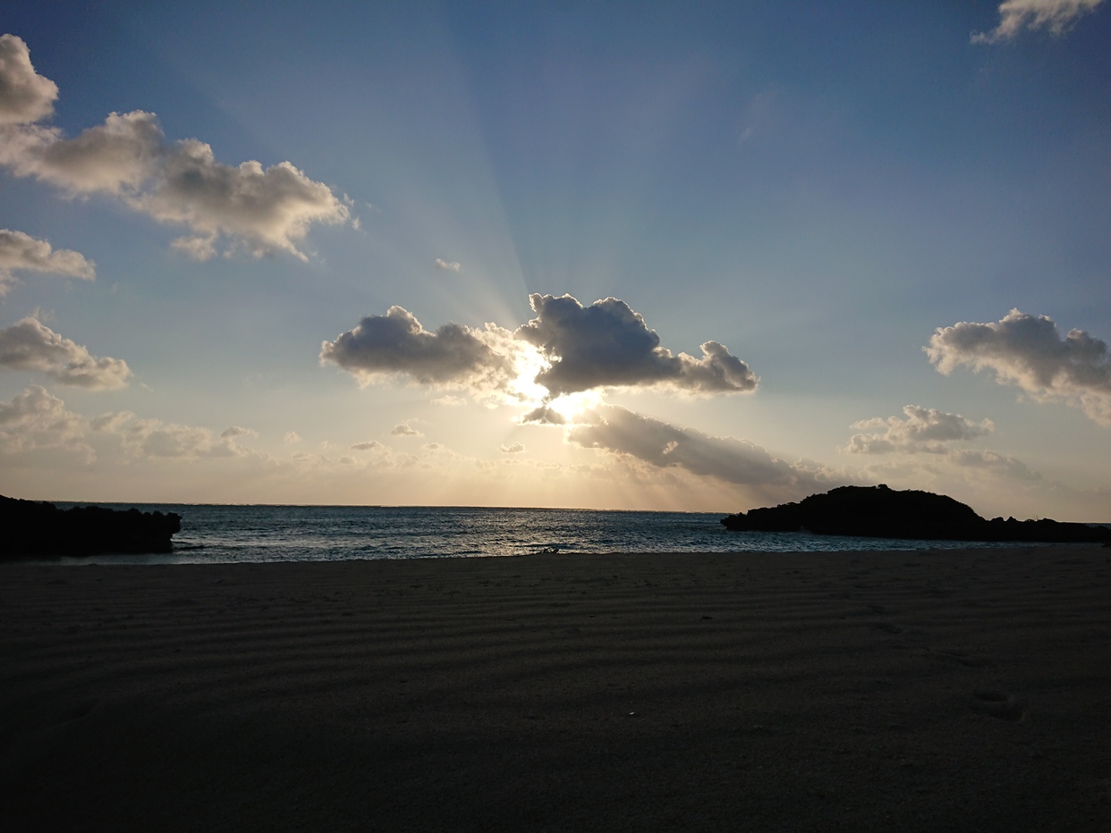 歩いて海岸へ朝日を浴びて