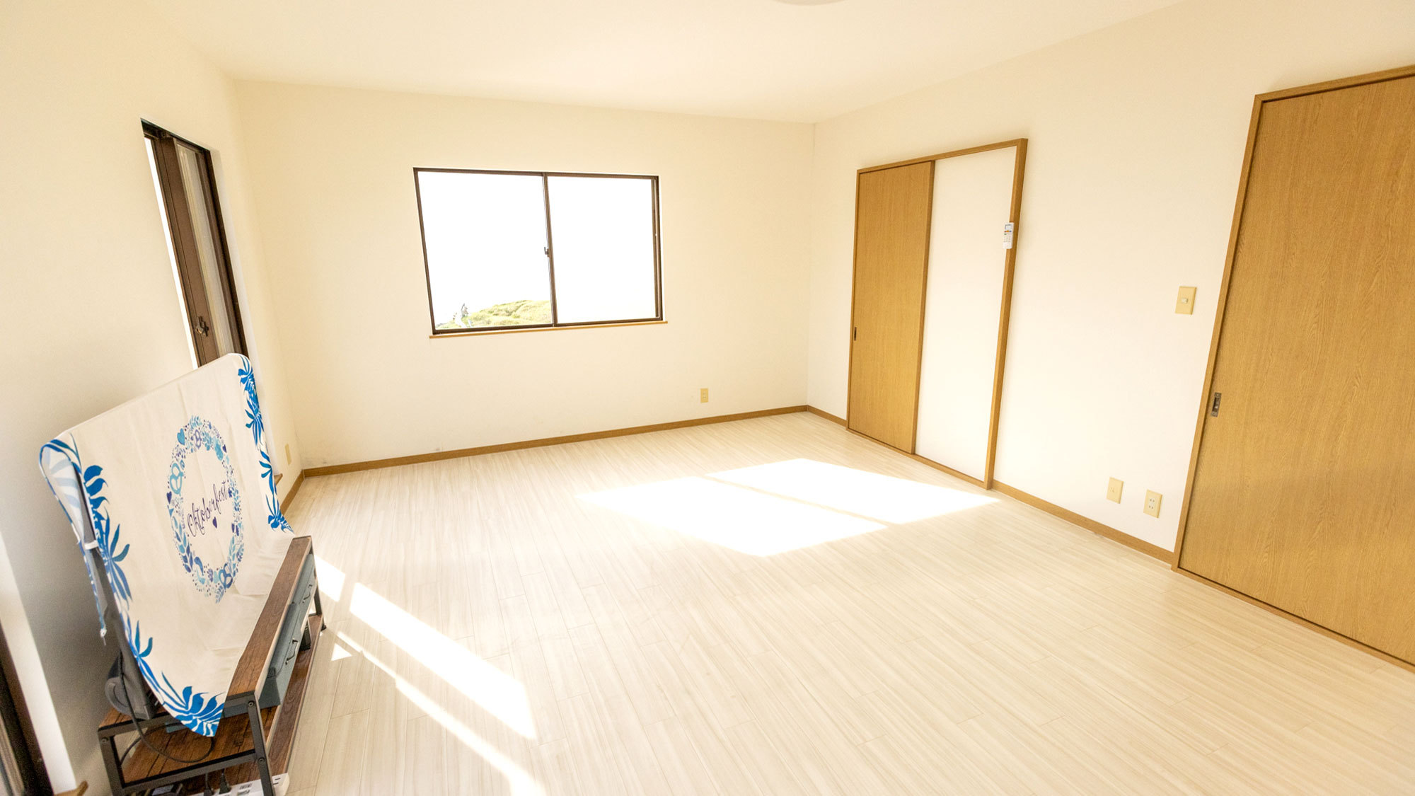 【部屋】2階洋室は大勢でワイワイできる広々空間！