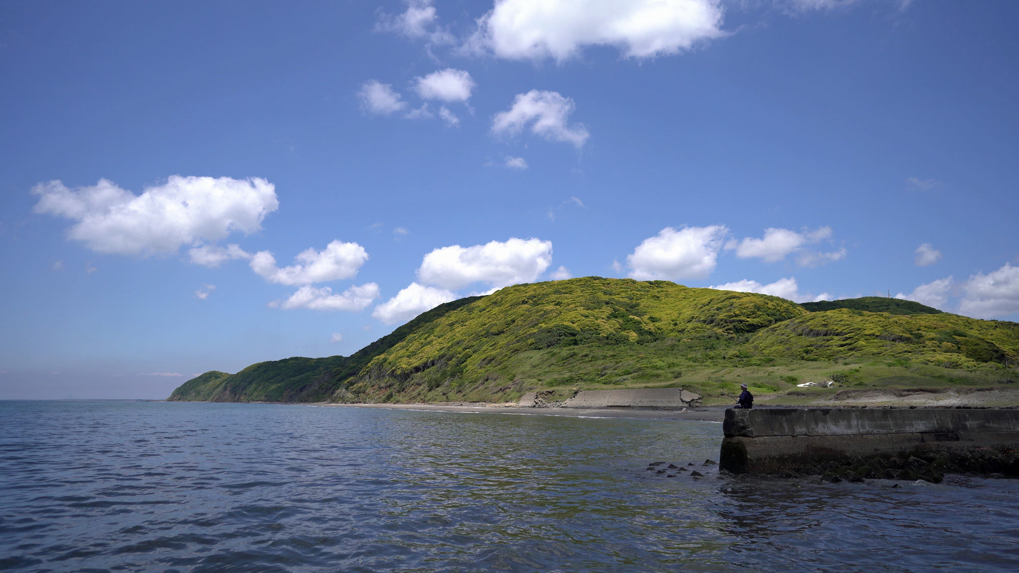 【景観】近くの佐貫漁港の堤防になります