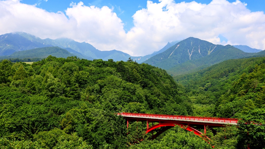【周辺】通称「赤い橋」でおなじみ「東沢大橋」涼しい清里の夏、濃い青空の下で爽快ドライブを！