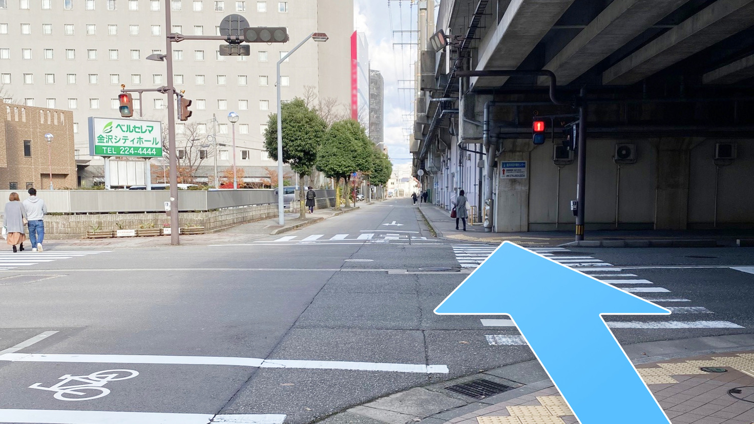 金沢駅からのルート案内⑤「北安江高架下」交差点を渡りますと「金沢シティーホール」が左手に見えます。