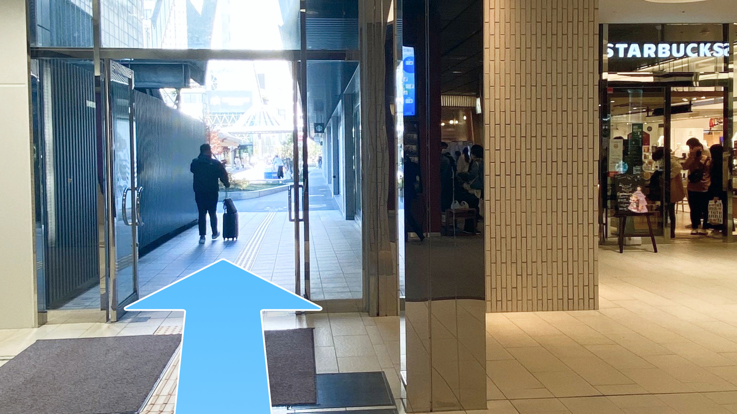 金沢駅からのルート案内③「スターバックスコーヒー金沢百番街Rinto店」の左隣にある出口を出ます。