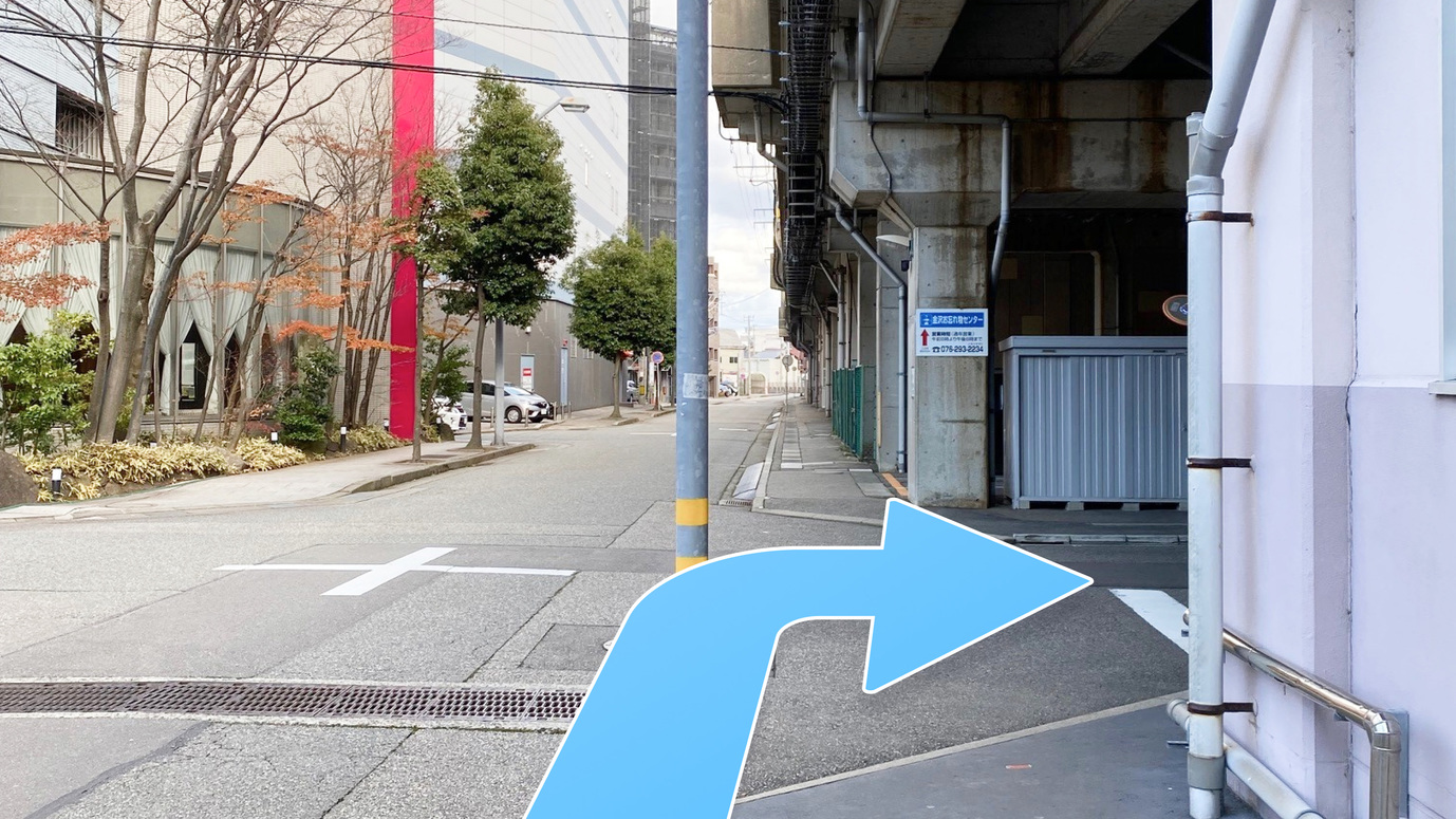 金沢駅からのルート案内⑥「金沢シティーホール」の先にある十字路を右折し、高架下をくぐります。
