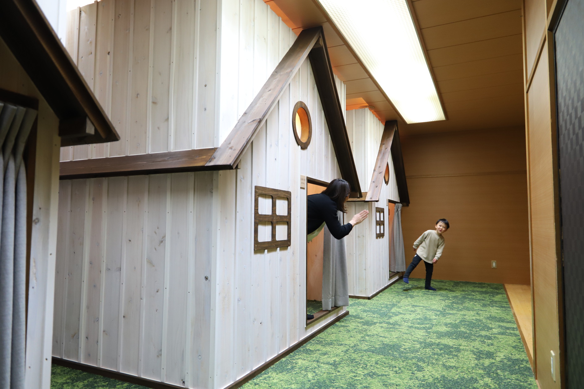 １部屋に３棟のメゾネットキャビンsubakoがあります。