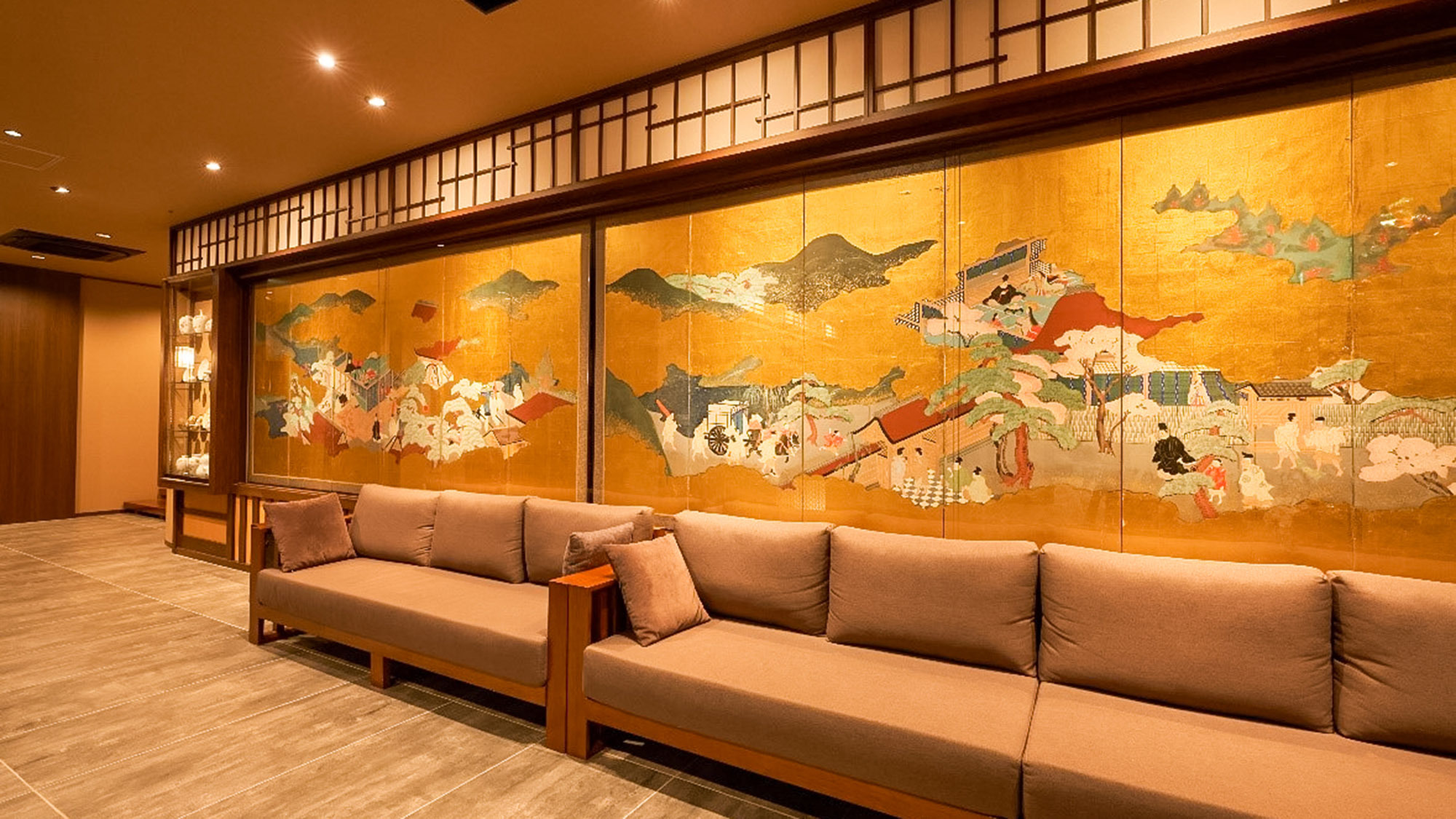 ・歴史ある屏風や壺を設えた館内で日本の伝統文化を感じていただけます