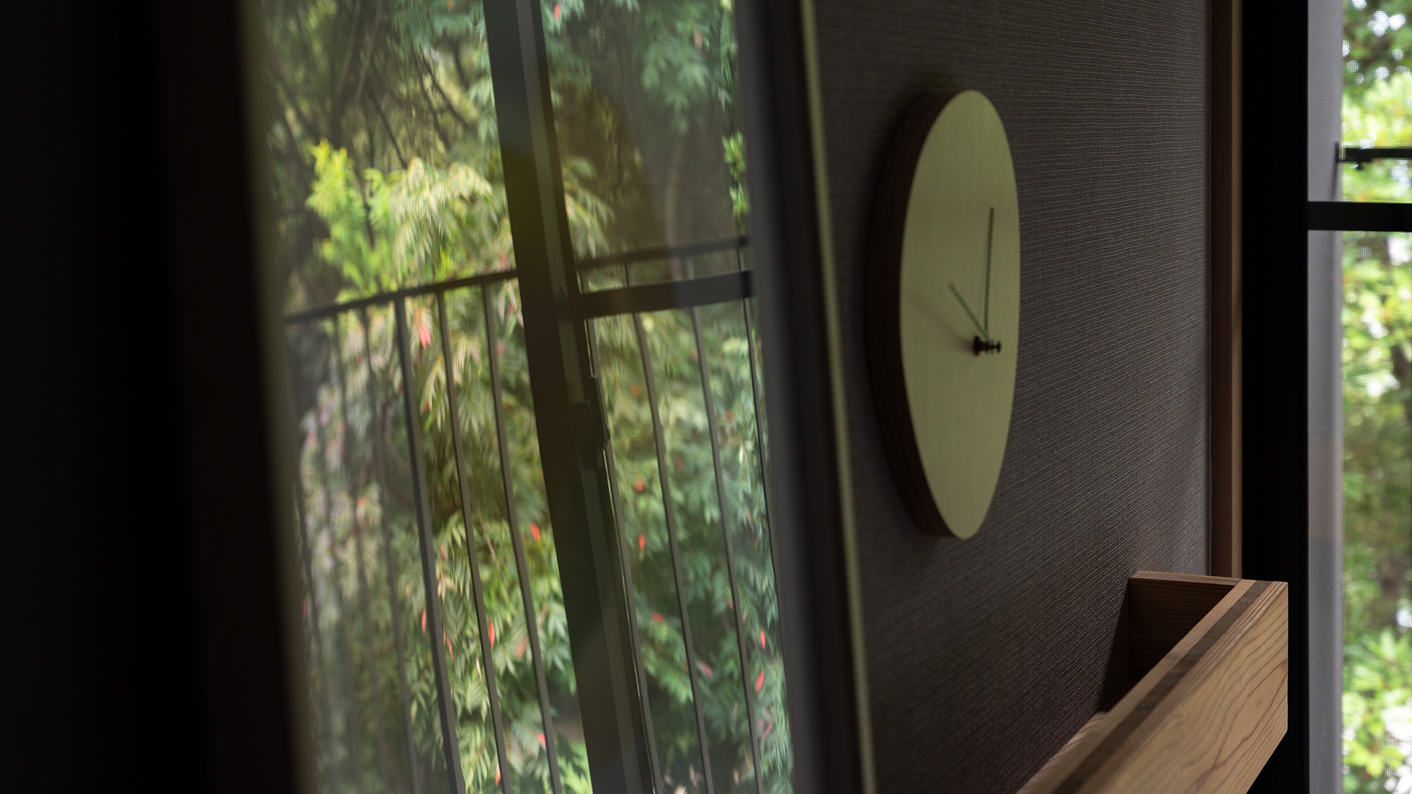 ・【客室イメージ】モダンシックな時計を設置