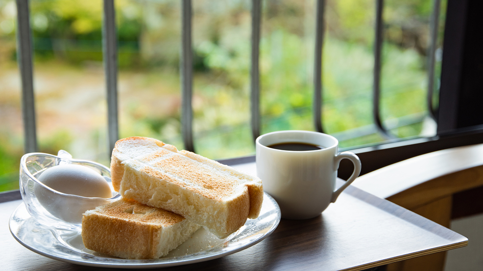*モーニングコーヒー／朝はトースト、ゆで卵、コーヒー（orオレンジジュース）をご用意しております。