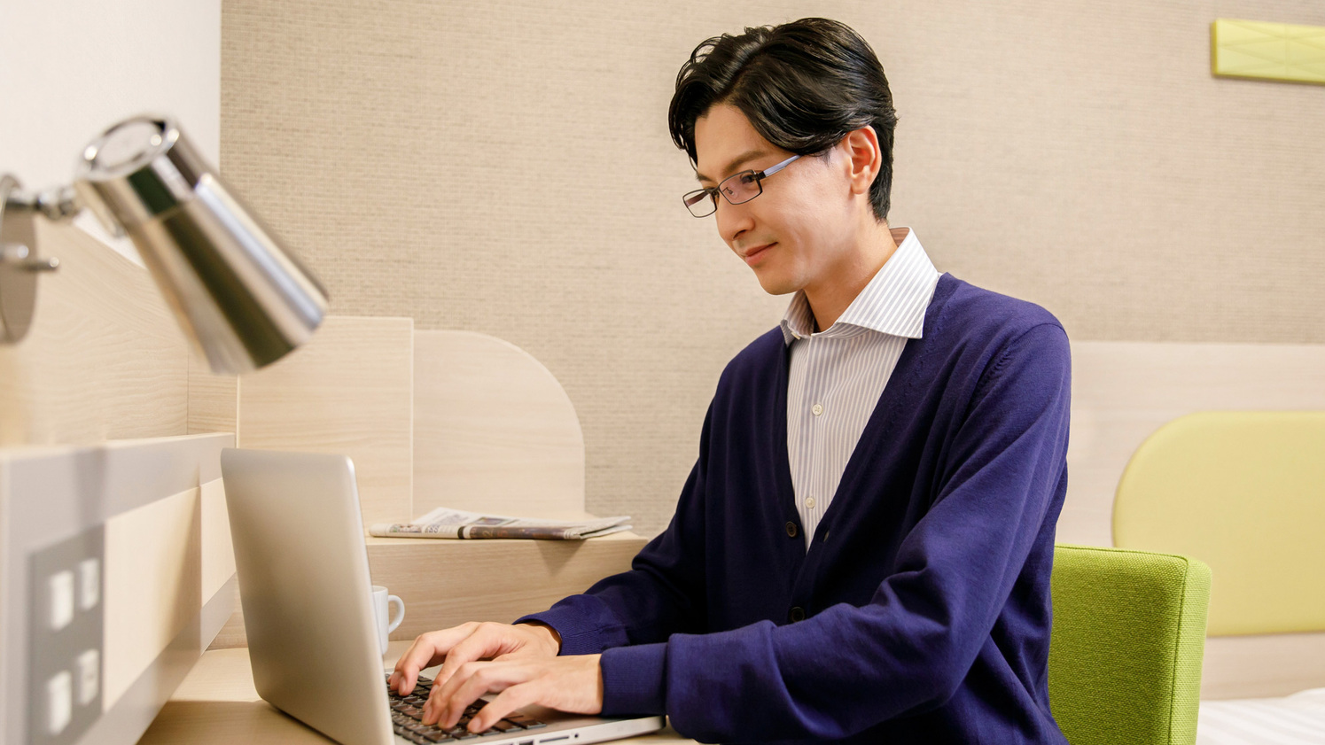【客室】広々デスク♪PCを広げても余裕のあるデスクスペース