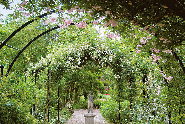 バラの咲きこぼれる英国庭園