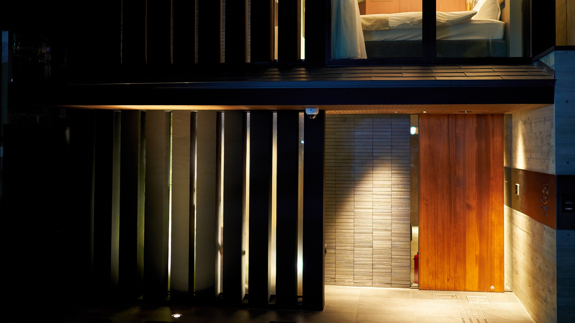*【外観（夜）】京の小路「新町通」に佇む隠れ家のようなホテル