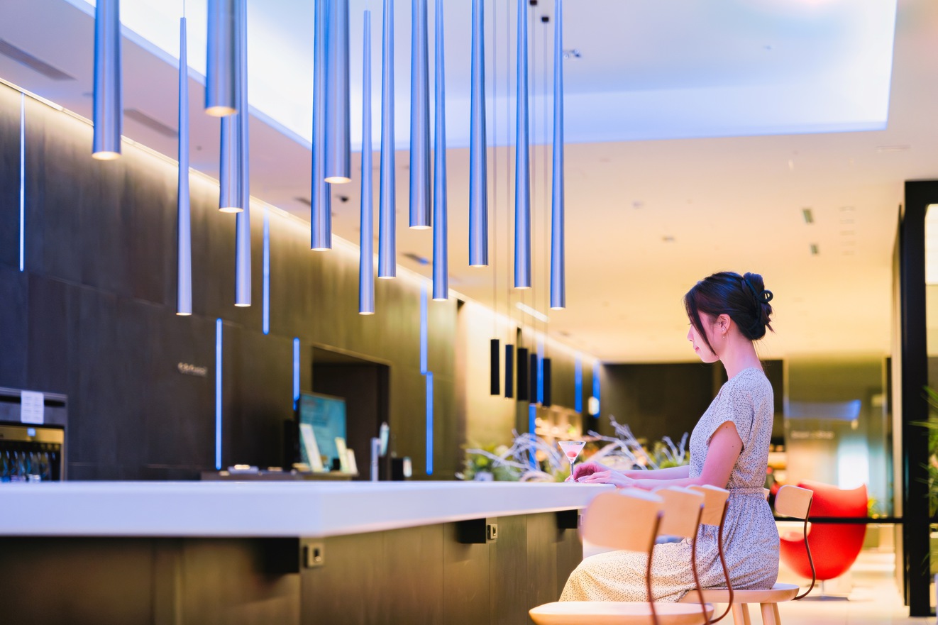 紺碧の富山湾をイメージした店内でくつろぎのひとときを。