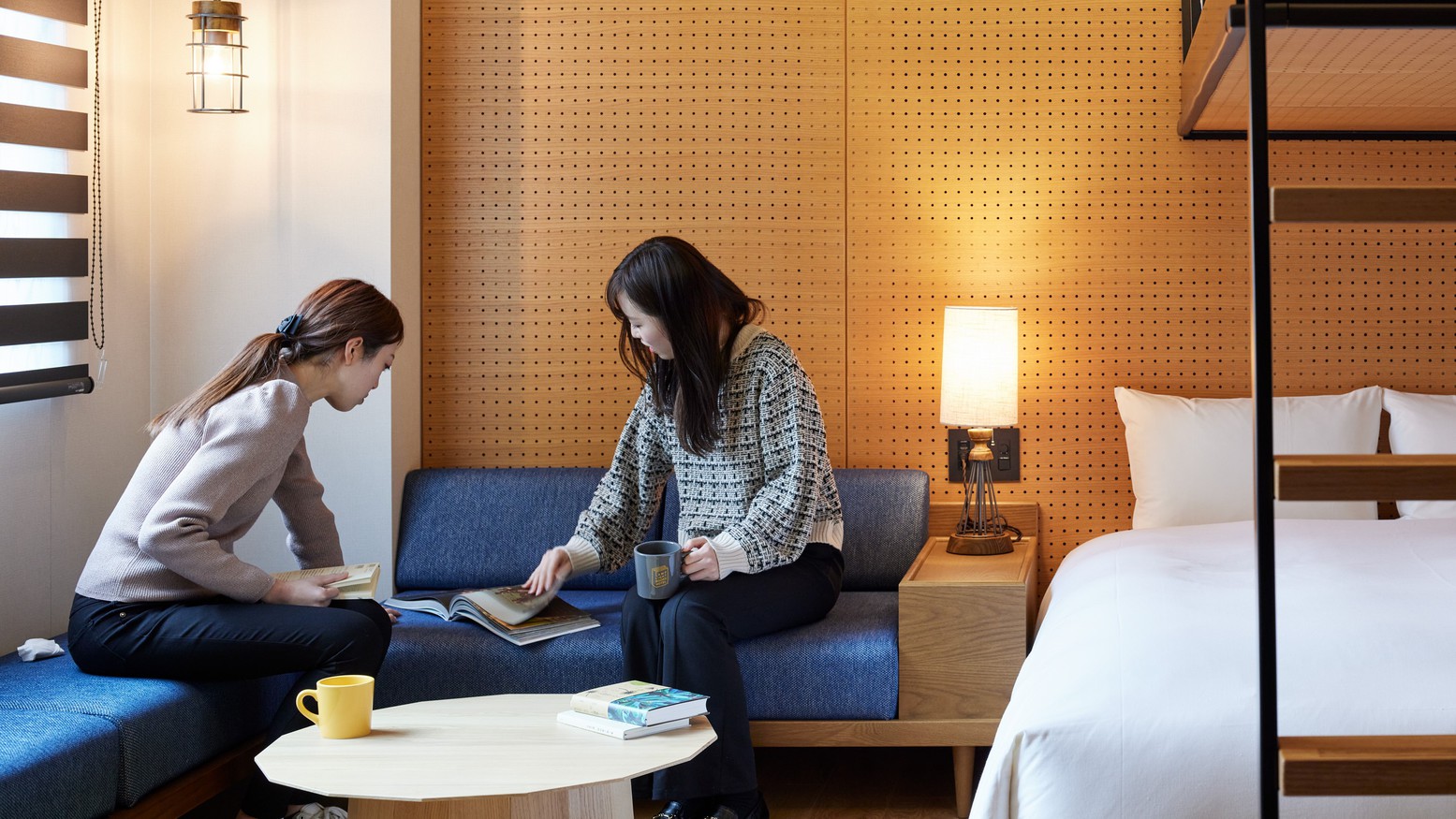 くつろいで本を読むためのソファと、適した明るさに調光できる照明を全室に完備しております。