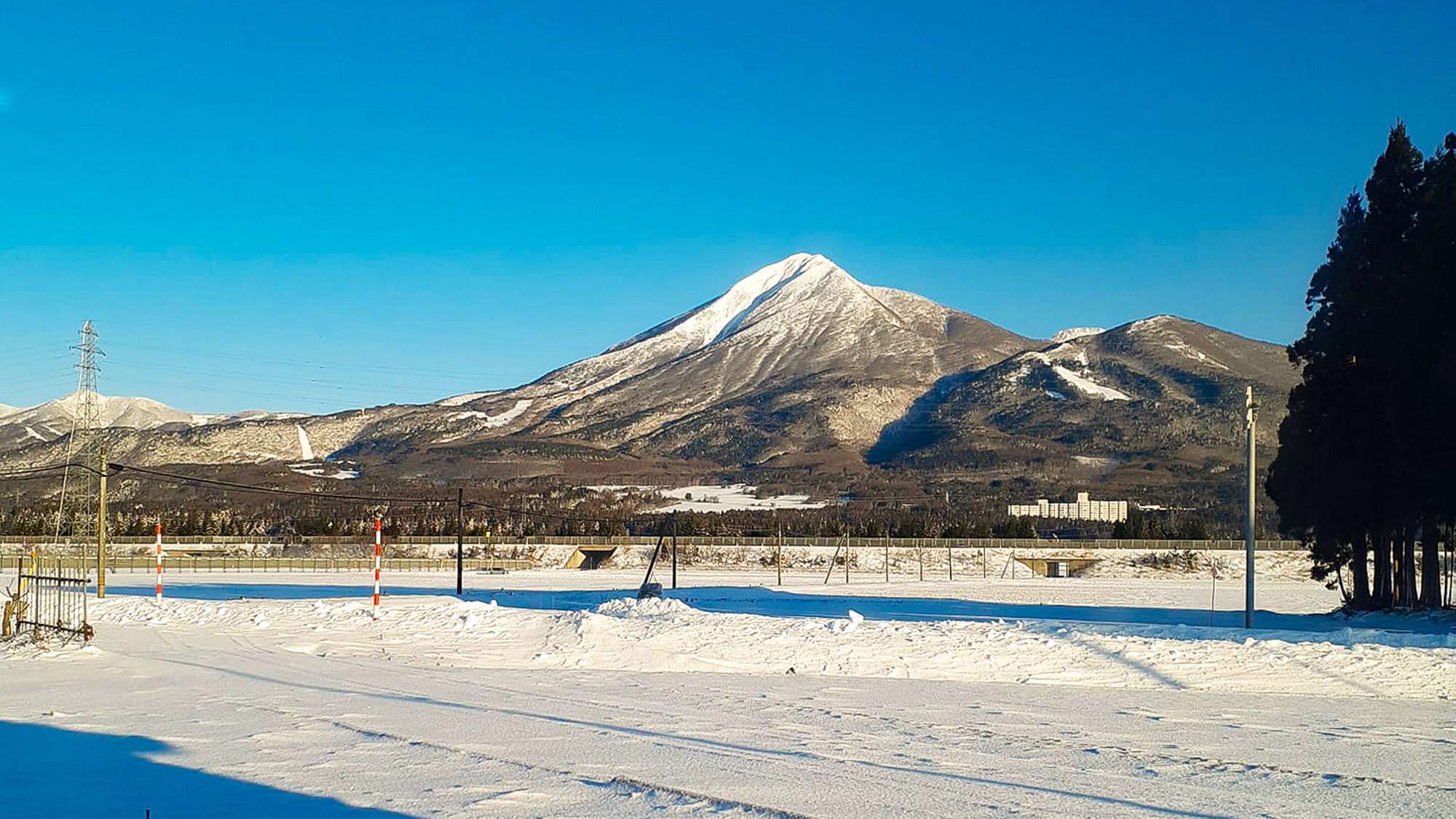 ・冬になると雪にすっぽり覆われた磐梯山をご覧いただけます