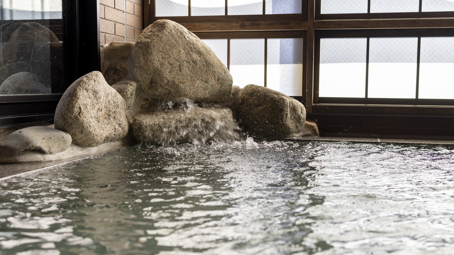 【天然温泉大浴場・男子】内風呂（湯温：約40℃〜42℃）