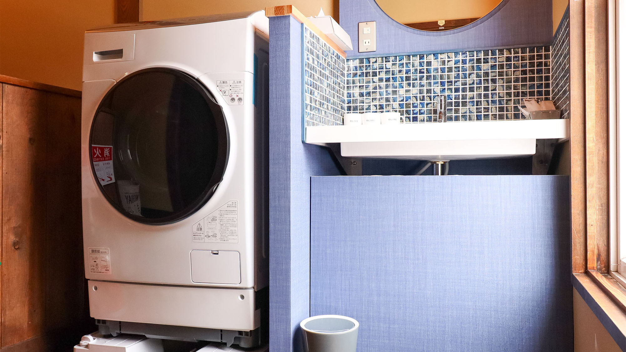 ・＜洗面所＞ブルーのオシャレな洗面台の隣には乾燥機付き洗濯機を設置