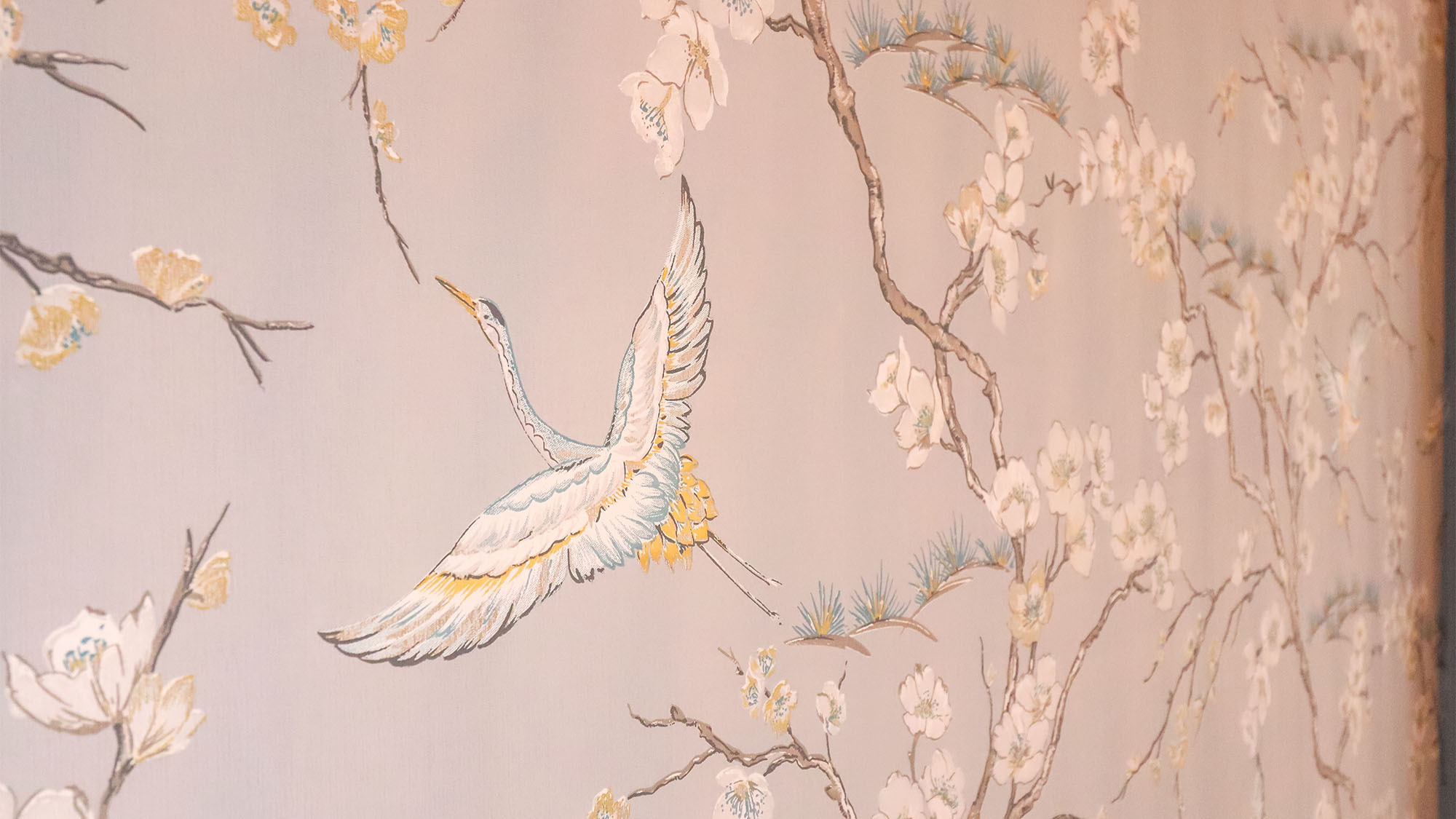 ・＜和室（雪）＞やわらかな色調で和を感じるデザインが施された壁紙
