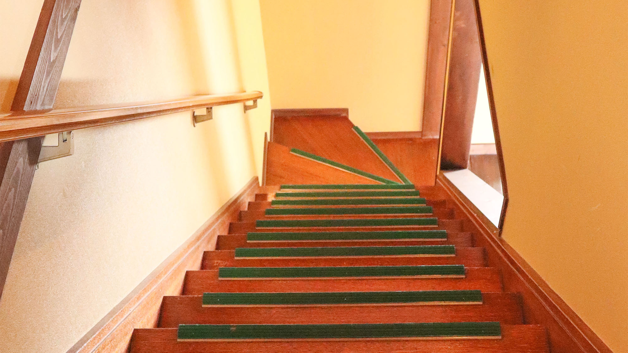 ・＜階段＞１階から２階の貸し切りスペースへと続く階段になります