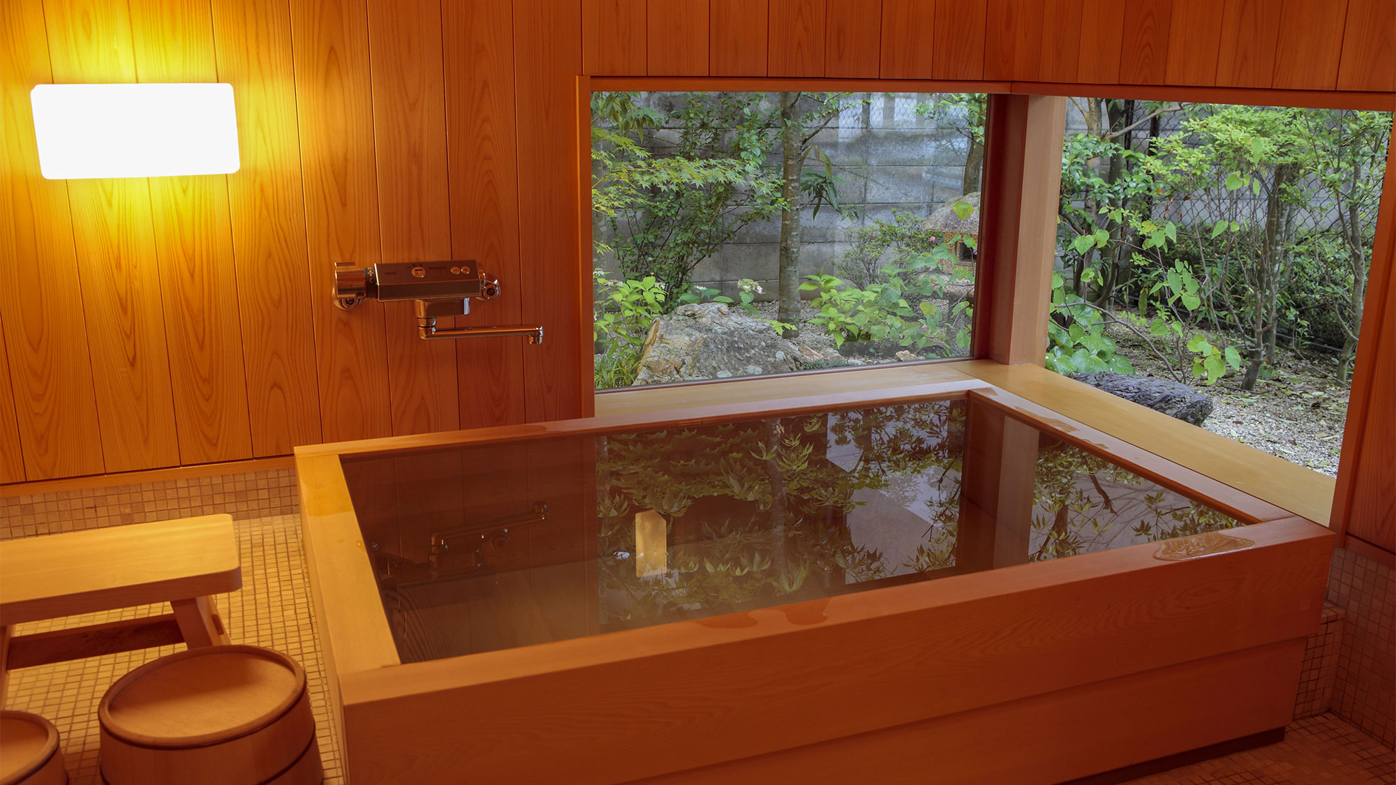 ・【心月庵−しんげつあん−】高野槙のお風呂。庭園を眺めながら寛げます