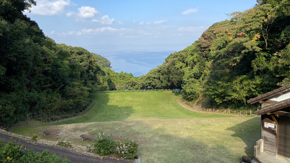 幅25m、長さ60mの草スキー場です。貸ソリ・ヘルメット・膝当て一式（有料）をご利用下さい。