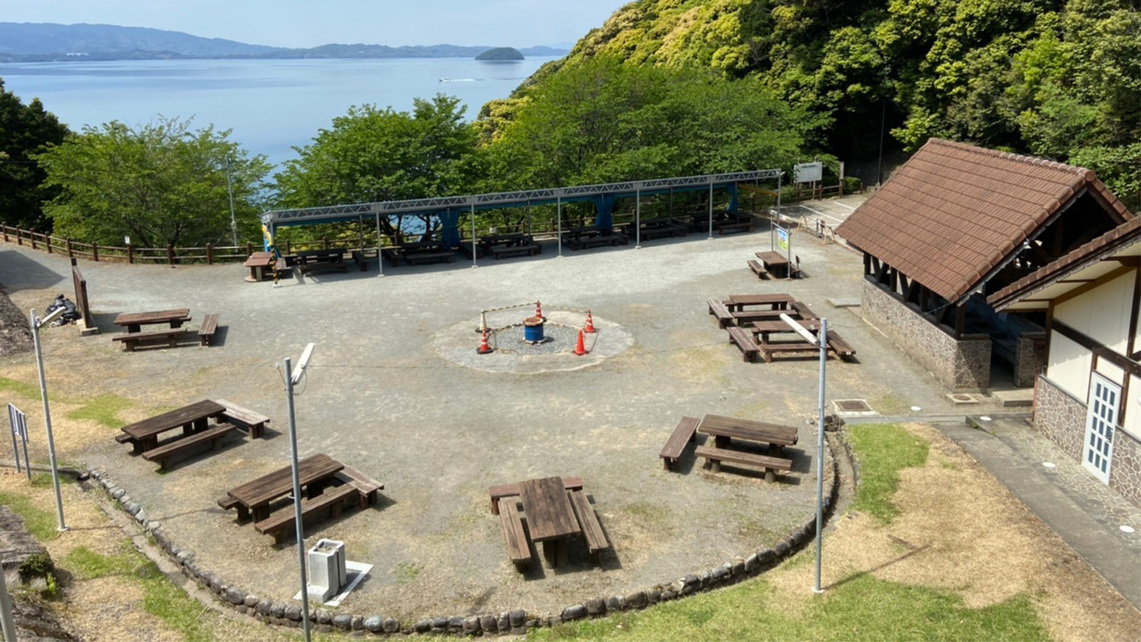 バーベキュー広場：キャンプファイヤーやバーベキューが楽しめます。