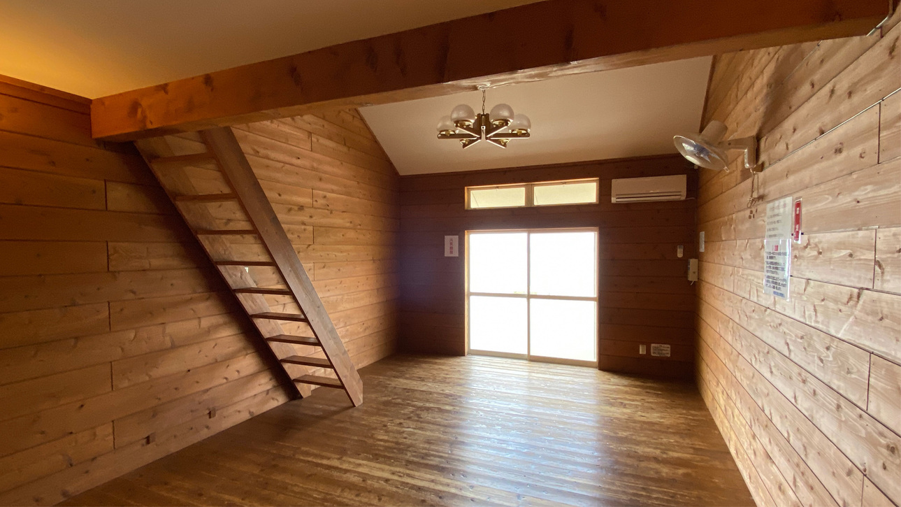 バンガロー（10人用）：木を基調とした宿泊小屋。エアコンはコイン式（200円／1時間）です。